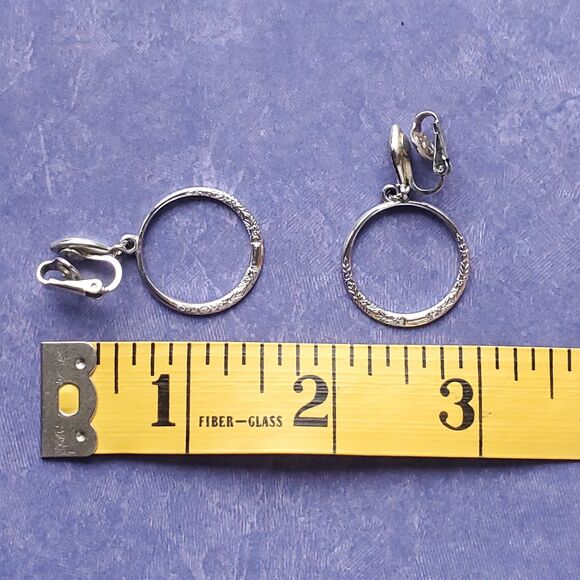 VTG Crown Trifari Silvertone Hoop Earrings Clip on 1” Diam Floral Wreath Signed - Picture 9 of 9